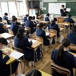 テスト開始を前に解答用紙についての説明を受ける生徒たち＝１９日午前、神戸市中央区北長狭通４、神戸生田中学校（撮影・秋山亮太）