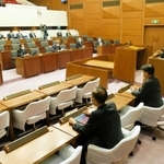 明石市の泉房穂市長による税情報の無断投稿を受け、市議会が２０日に開いた百条委員会＝明石市中崎１
