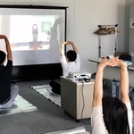 バンドー化学の「オフィスヨガ」。出社していても、在宅勤務でも、イントラクターとつながり、ヨガを楽しめる（提供写真）