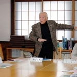 コウノトリファンクラブの会員らを前に語る柳生博さん（中央）＝２０１８年２月