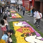 チューリップの花びらなどで彩った絵がそろったインフィオラータこうべ＝２３日午後、神戸市中央区元町通１、元町穴門商店街（撮影・坂井萌香）