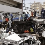 原形をとどめない状態の車両で乗客の救助に当たる人たち＝２００５年４月２５日午前１０時３８分、兵庫県尼崎市潮江４