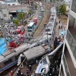 事故で脱線した車両。車両と衝突したマンションは一部を残して解体された＝２００５年４月２５日、尼崎市