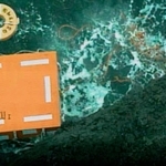 北海道・知床岬先端付近の海上に浮かぶ観光船「ＫＡＺＵ　１」に搭載されていた救命具＝２４日午前（第１管区海上保安本部提供）