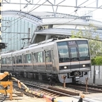 事故現場の近くを通過する列車＝２５日午前９時１６分、尼崎市久々知３（撮影・坂井萌香）