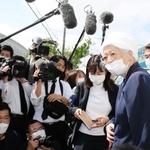 現場付近で取材に応じる遺族の藤崎光子さん＝２５日午前９時３８分、尼崎市久々知西町２（撮影・山崎　竜）