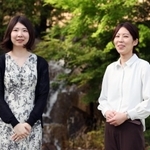 対局を前に士気を高める里見香奈女流王位（右）と西山朋佳女流二冠＝２５日午後、姫路市夢前町前之庄、旅館「夢乃井」（撮影・小林良多）