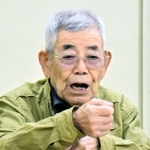 旧優生保護法を巡る思いを手話で伝える小林宝二さん＝明石市貴崎１