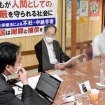 相談内容について話し合う弁護士＝神戸市中央区橘通１
