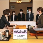 女流王位戦第１局で初手を指す西山朋佳女流二冠（左）。右は里見香奈女流王位＝２６日午前、姫路市夢前町前之庄、旅館「夢乃井」（撮影・笠原次郎）