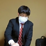 控室で検討する糸谷哲郎八段＝姫路市夢前町前之庄、旅館「夢乃井」