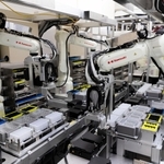 １日に約２千検体を処理できるという自動ロボットシステムで検査を行う（川崎重工業提供）