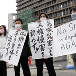 請求棄却を受け、気候変動による人権侵害を認めなかった高裁判断を知らせる弁護士ら＝大阪市北区西天満２、大阪高裁