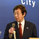 神戸市役所で開かれた定例会見で、セクハラや人権侵害に当たる行為などが繰り返されていた市水道局の懲戒処分事案について言及した久元喜造市長＝神戸市中央区加納町６、神戸市役所