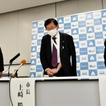 除外処分を受け、頭を下げる上崎勝規市長（中央）と市幹部＝２６日夕、洲本市役所