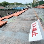 強度不足のためスタンドの一部が封鎖された明石トーカロ球場＝２７日午後、兵庫県立明石公園（撮影・松本寿美子）