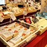 ふるさと納税の返礼品などが並ぶ土産物売り場＝洲本市塩屋１、複合施設「Ｓ　ＢＲＩＣＫ（エスブリック）」