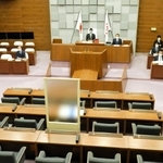 市長による課税データ投稿を巡り開かれた百条委員会＝明石市中崎１、同市議会本会議場