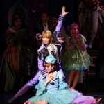 ルーチェ（礼真琴・後ろ）とアンジェリーク（舞空瞳・前）の恋の行方はいかに？＝宝塚大劇場（撮影・鈴木雅之）