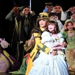 互いに思い合う礼真琴演じるルーチェ（手前左）と舞空瞳演じるアンジェリーク（同右）＝宝塚大劇場（撮影・鈴木雅之）