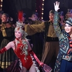 ショーの中盤を盛り上げる礼真琴（右）と舞空瞳＝宝塚大劇場（撮影・鈴木雅之）