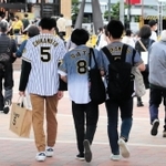 甲子園球場へと観戦に向かう阪神ファンら。どれだけ負けが込んでも、現地での応援にこだわる虎党は多い＝阪神甲子園駅前（撮影・井上太郎）