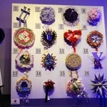 公演のフィナーレで使うシャンシャンのデザインも多彩だ＝神戸市東灘区向洋町中２、神戸ファッション美術館