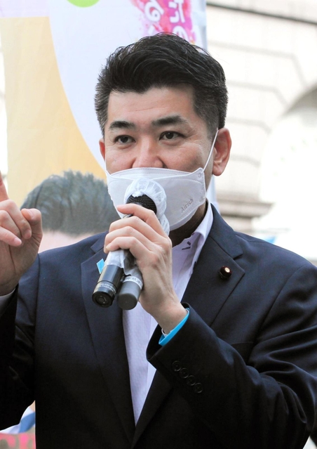 夏の参院選を控え、通行人らに政策を訴える立憲民主党の泉健太代表＝神戸市中央区元町通１