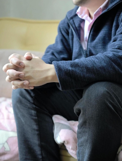 事故についての思いを語る犠牲夫婦の長男＝２日午後、兵庫県内（代表撮影）