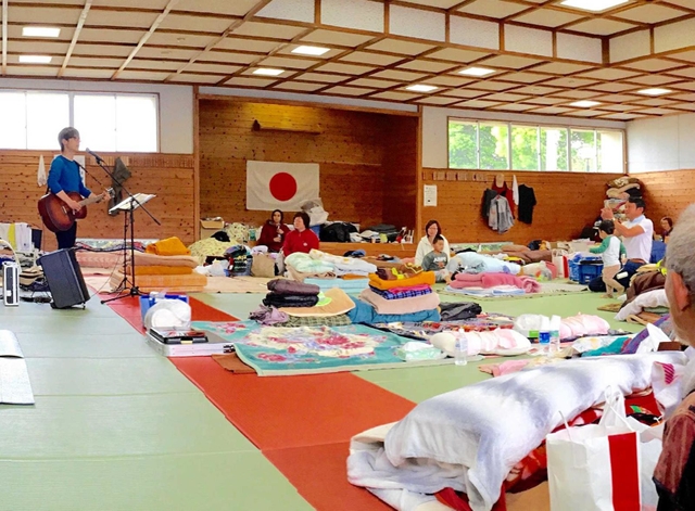 熊本地震の避難所でも歌声を響かせた＝２０１６年、熊本県西原村（提供）