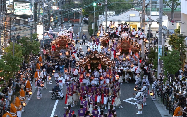 ９台が次々に登場した御影だんじりパレード＝３日夜、阪神御影駅前（撮影・長嶺麻子）