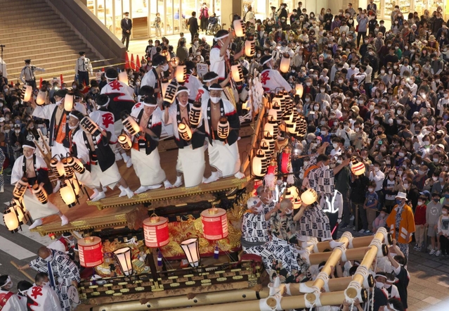 ９台が次々に登場した御影だんじりパレード＝３日夜、阪神御影駅前（撮影・長嶺麻子）