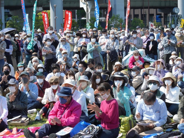 憲法記念日に合わせ、改憲反対を訴えた集会＝３日午後、神戸市中央区小野浜町、みなとのもり公園