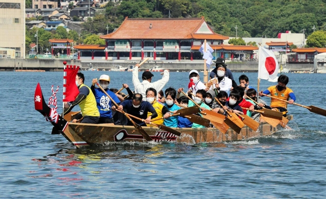 ペーロン伝来１００年の節目に新調され、こぎ手の力で進む新艇の「海龍」＝５日午前、相生湾（撮影・大山伸一郎）