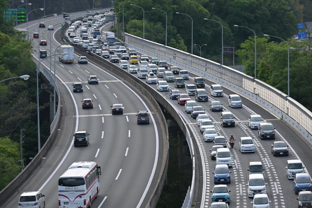 大阪方面に向かう車で混み合う中国自動車道＝５日午後４時３８分、西宮市内（撮影・秋山亮太）