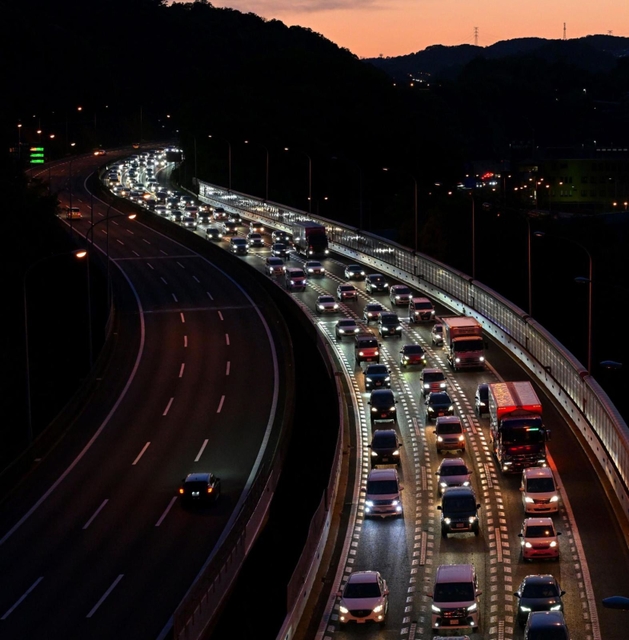 大阪方面に向かう車で混み合う中国自動車道＝５日午後７時８分、西宮市内（撮影・秋山亮太）