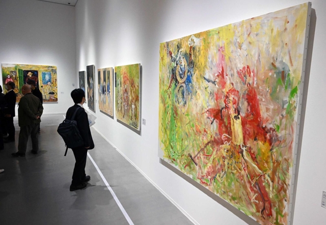 ２０２１年に描かれた「二刀流再び」（右）などの展示風景＝横尾忠則現代美術館（撮影・坂井萌香）