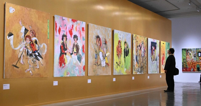 コロナ禍に入ってから、寒山拾得を描いたシリーズが並ぶ。横尾さんが提案した金色の壁紙に映える＝横尾忠則現代美術館（撮影・坂井萌香）