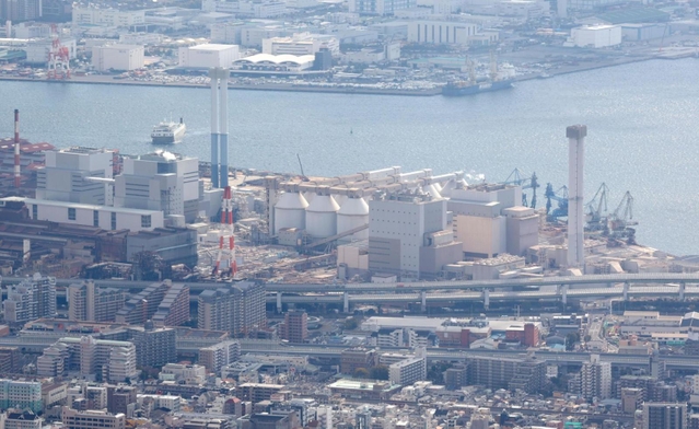 神戸製鋼所の神戸発電所（中央）＝２月１日、神戸市灘区の摩耶山掬星台から