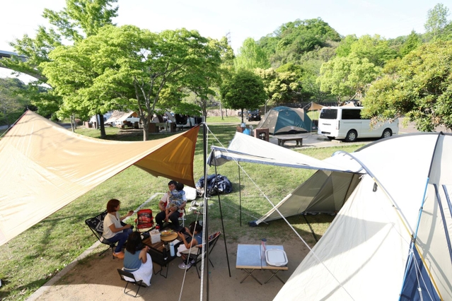 市街地からの近さもあって、家族連れらでにぎわうキャンプ場＝７日午後、神戸市北区しあわせの村（撮影・長嶺麻子）