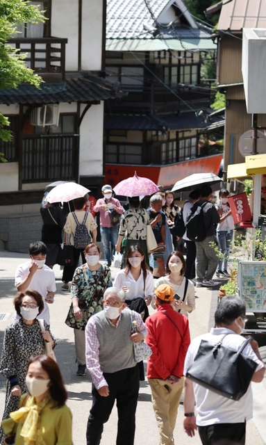 大型連休の最終盤を迎えて観光客でにぎわう有馬温泉街＝７日午後、神戸市北区有馬町（撮影・小林良多）