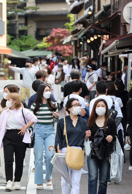 大型連休の最終盤を迎えて観光客でにぎわう有馬温泉街＝７日午後、神戸市北区有馬町（撮影・小林良多）