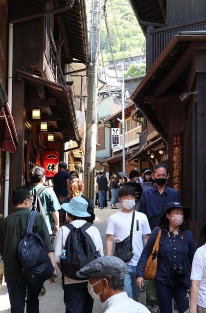 大型連休の最終盤を迎えて観光客でにぎわう有馬温泉街＝７日午後、神戸市北区有馬町（撮影・小林良多）