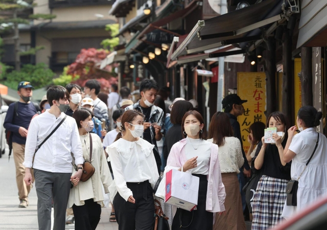 大型連休の最終盤を迎えて観光客でにぎわう有馬温泉街＝７日午後、神戸市北区有馬町（撮影・小林良多）