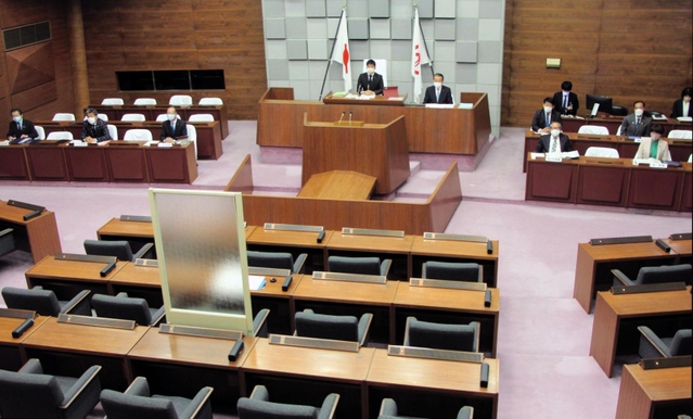 泉房穂市長による課税データ投稿を巡って開かれた百条委員会＝明石市中崎１、同市議会本会議場