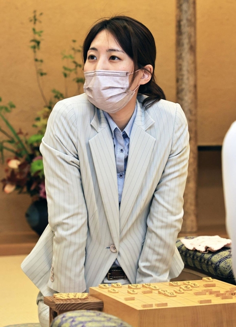 第２局を制し、対局を振り返る里見香奈女流王位＝１１日午後、札幌市中央区、京王プラザホテル札幌