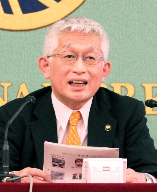 講演する泉房穂明石市長＝東京・内幸町の日本記者クラブ