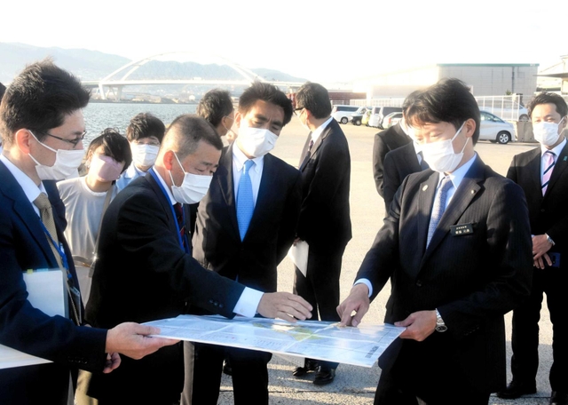 石井登志郎西宮市長（中央）らと市沿岸部を視察する斎藤元彦知事（右から２人目）＝西宮市甲子園浜