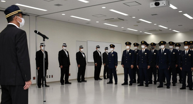 出発式で桐原弘毅本部長（左）の訓示を受けるＡＴＭ警戒員＝１３日午後、神戸市中央区