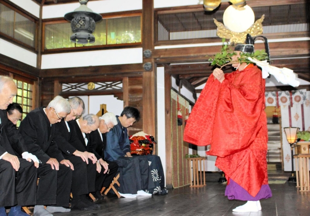 秋祭りの神事でおはらいをする宮司＝豊岡市山王町、日吉神社（同市提供）